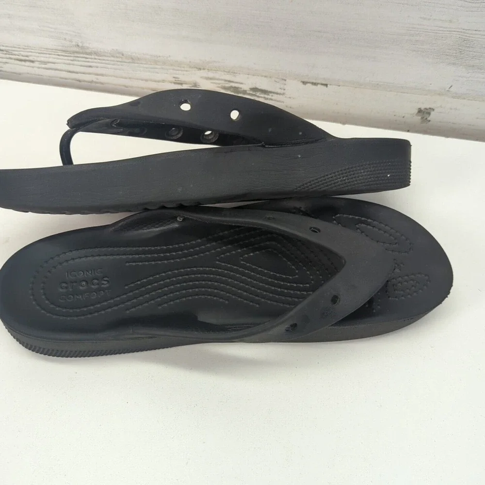 Crocs‎ Classic Flip Flops V2 Womens Size W 10 Black Slip On Thong Beach Sandals